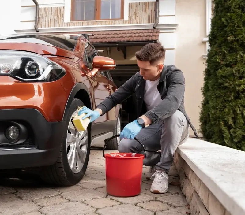Lavage auto à domicile Pins-Justaret : professionnel intervenant sur un véhicule